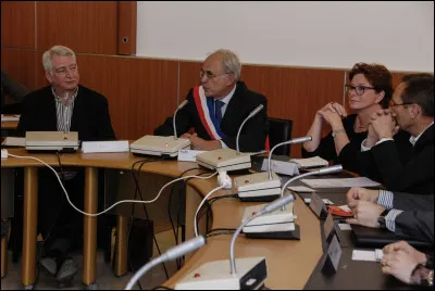 Parmi ces responsabilités, laquelle ne revient pas au maire et à ses adjoints ?