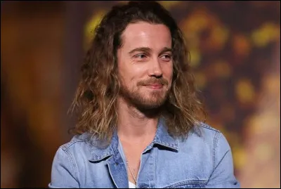 Quelle est cette chanson de Julien Doré : "J'ai aimé parfois / Là où les loups rôdent / Que le fluide est noir / Pourtant toi tu oses" ?