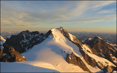 Dans quel pays le sommet Piz Bernina est-il situé ?