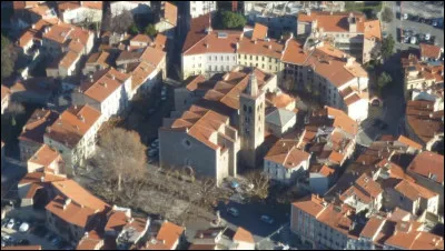 Céret et Prades sont des villes du département :