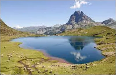 Le pic midi d'Ossau est, avec 2973 mètres, l'un des plus hauts sommets du département :