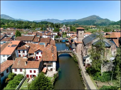 Dans le département, vous pourrez visiter le village de Saint-Jean-Pied-de-Port, étape sur les chemins de Saint-Jacques :