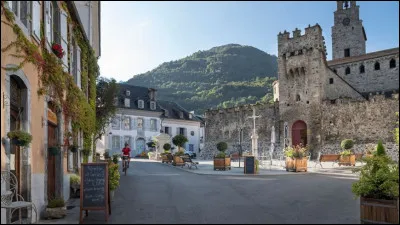 Dans le département, vous pourrez visiter le village de Luz-Saint-Sauveur :