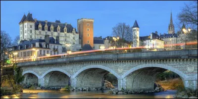 Sa préfecture est Pau :