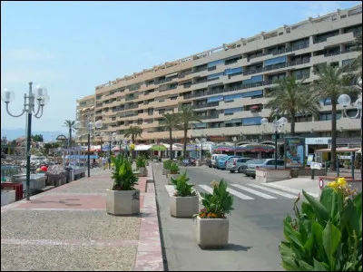 La ville de Saint-Cyprien constitue la deuxième agglomération du département :