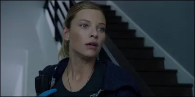 Avec qui l'ambulancière Leslie Shay partage-t-elle un appartement ?