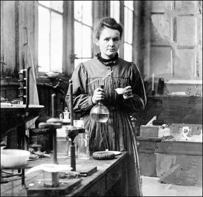 Marie Curie a travaillé sur la radioactivité de quel type ?