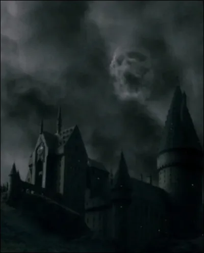 Grâce à quel moyen de transport les Mangemorts sont-ils arrivés à Poudlard ?