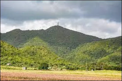Quelle montagne est le point culminant d'Antigua-et-Barbuda ?