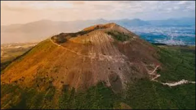 Quelle grande ville est située à proximité du Vésuve ?