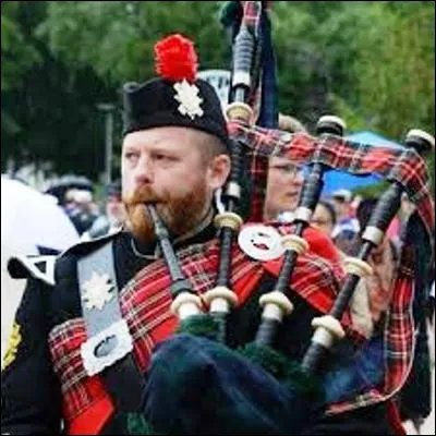 Comment appelle-t-on l�instrument de musique breton proche de la cornemuse &eacute;cossaise ?