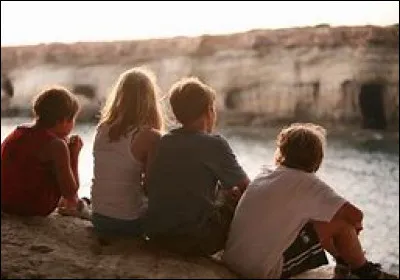 Vous aviez un(e) ami(e) à qui vous n'avez plus parlé depuis un an mais il/elle est dans votre classe cette année. 
Que faites-vous ?