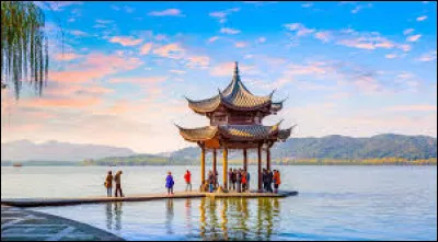 Laquelle de ces couleurs n'est pas pr&eacute;sente sur le drapeau chinois ?