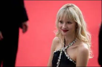 Quelle est la nationalit&eacute; de la chanteuse "Ang&egrave;le" ?