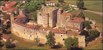 Vous pourrez visiter dans le département le village de Larressingle :