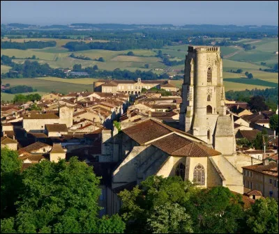 Vous pourrez visiter dans le département la petite ville Lectoure et sa cathédrale :