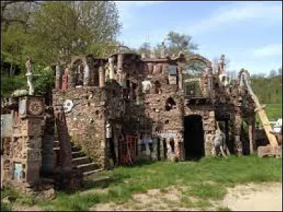Vous avez sur cette image la "Construction insolite", qui est &agrave; voir &agrave; Saint-Sever-du-Moustier. Village Aveyronnais, il se situe dans l'ancienne r&eacute;gion ...