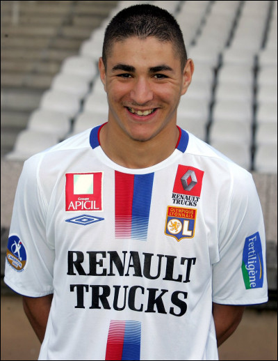 Quel entra&icirc;neur a fait entrer Benzema pour son premier match avec l'OL en 2005 ?