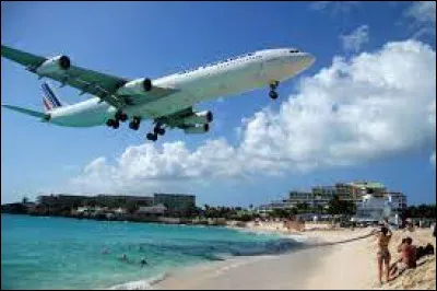 Quel est le nom de cet aéroport où les avions attérissent seulement quelques mètres au-dessus d'une plage ?