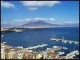 Capitale de la Campanie, au pied du Vsuve, face  Capri, je suis...
