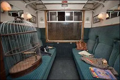 Finalement, une fille t'invite à t'asseoir et tu acceptes. 
Que lui demandes-tu en premier ?