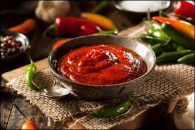 De quel pays est originaire la sauce sriracha contenant du piment ?