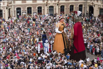 Vous pourrez assister aux fêtes de Gayant à Douai :