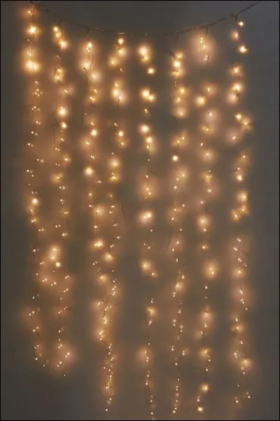 Dans quel département se trouve le village de Lumières ?