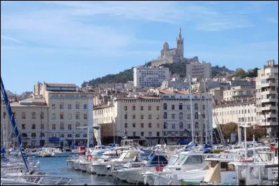 De quelle région hautement touristique est originaire le groupe musical "Début de soirée" ?