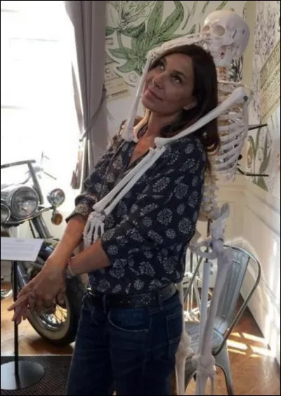 "Mets-toi tout nu, si t'es un homme
Histoire de voir où nous en sommes.
Qu'on me donne un primate, sans cravate
Un Zorro, sans rien sur le dos
T'es bien plus beau comme ça."

Quelle est cette chanson ?