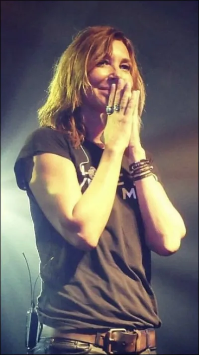 "Combien de mots dans la phrase
Qu'on se jette à la figure.
Combien de fleurs dans le vase
Pour refermer la blessure.
Combien de combats de trop
Et d'égo à la démesure.
Nous sommes deux beaux idiots."

Quelle est cette chanson ?