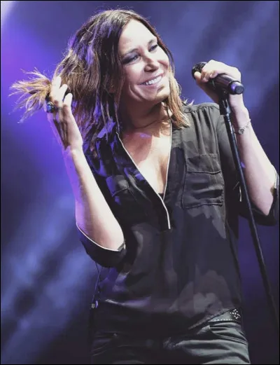 "Depuis le temps que tu dors
Ça fait des mois
Des mois que tu hibernes
Que tu sors pas de ta caverne.
T'as beau tout faire pour le cacher
Sous tes airs d'ours mal léché
Tu vibres encore,
Tu vibres encore.
Allez, debout, allez, sors
Je te sens battre au fond de moi
T'es pas tout neuf mais pas si vieux.
Non, t'es flambant vieux."

Quelle est cette chanson ?