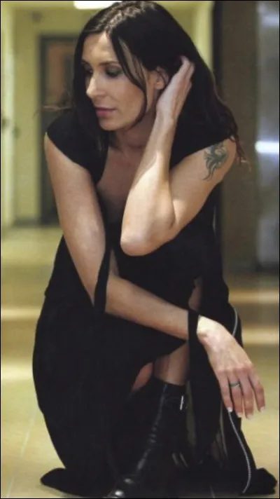 "J'en vois des qui se donnent
Donnent des bijoux dans le cou
C'est beau mais quand même
Ce ne sont que des cailloux
Des pierres qui vous roulent
Roulent et qui vous coulent sur les joues.
J'aime mieux que tu m'aimes
Sans dépenser des sous."

Quelle est cette chanson ?