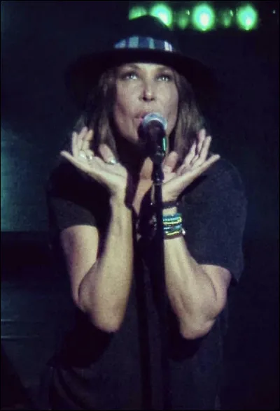 "J'ai remis en état
Ton portrait sur le mur,
À l'entrée, y a que toi
Que je peux voir en peinture,
Je te ferai du plat
Je suis bonne cuisinière,
Je ne ferai plus que ça
De ton corps, si nécessaire,
À mon cur."

Quelle est cette chanson ?