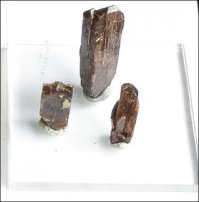 Ce phosphate d'yttrium assez rare a été découvert par le suédois Jöns Jacob Berzelius. Quel est son nom ?
