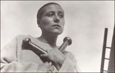 Dans ce film, quelle actrice, alors connue pour ses rôles au théâtre, a donné son visage à Jeanne dans une inoubliable interprétation ?