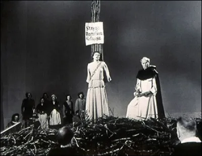 La même actrice reprend le rôle en 1954 dans "Jeanne au bûcher", d'après l'oratorio de Paul Claudel et sur une musique de Arthur Honegger : quel cinéaste italien en est le réalisateur ?