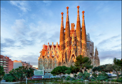 Dans quel pays trouve-t-on la magnifique "Sagrada Família" ?