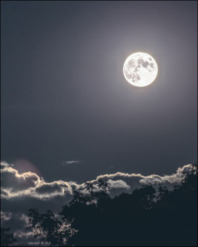 Par Alixea51 : Où se trouve la Lune ?