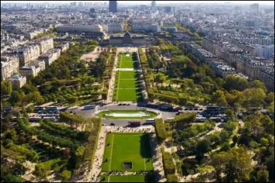 Vous pourrez vous promener sur le champ de Mars dans le ... arrondissement.