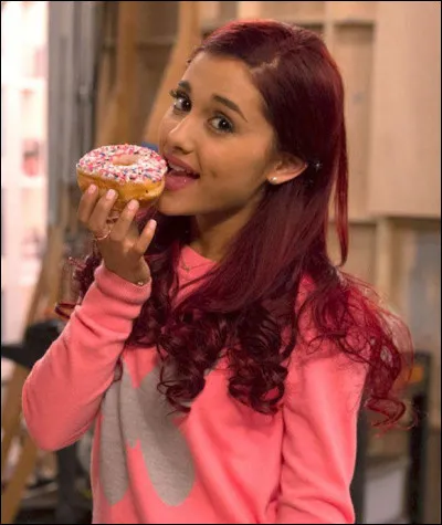 Avec qui Cat est-elle sortie pendant un épisode de la série ?