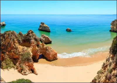 Dans quel pays se trouve l'Algarve ?