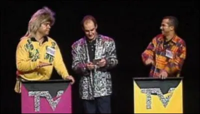 Je suis une émission qui parodie les autres émissions et vous pouvez me voir juste au-dessus. Je suis...