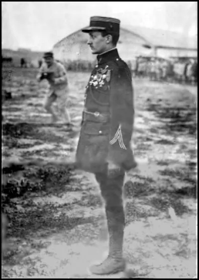 Après sa mort, on a retrouvé son corps et son avion.