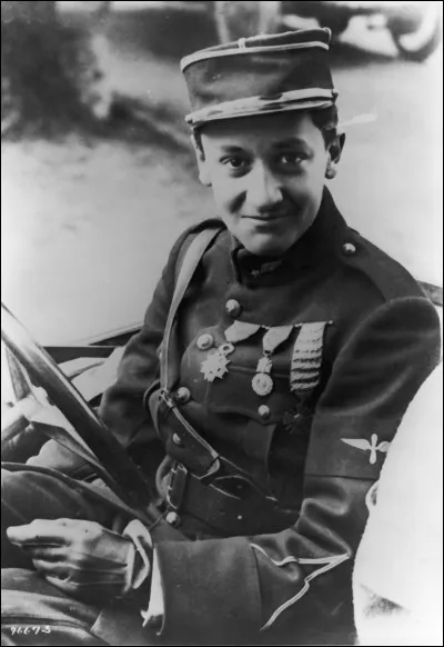 Georges Guynemer reçoit la Légion d'honneur le 11 juin...