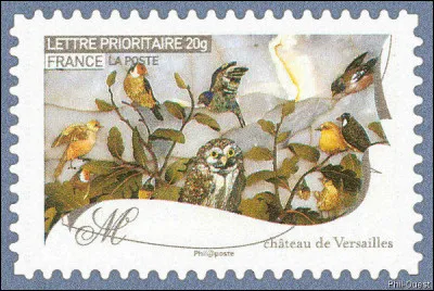 Estampillée de Martin Carlin, ce dessus de table est un placage d'ébène et bronze doré, avec décor d'incrustations de pierres dures florentines. Quel était le métier de ce monsieur ?