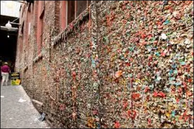 Dans quelle ville des États-Unis peut-on voir le Gum Wall, une portion de mur entièrement recouverte de chewing-gums usagés ?