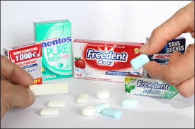 Quelle matière constitue généralement l'emballage du chewing-gum pour garantir au mieux sa conservation ?