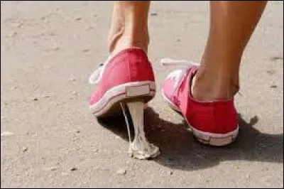 Comment peut-on enlever le chewing-gum qui se trouve sous une chaussure ?