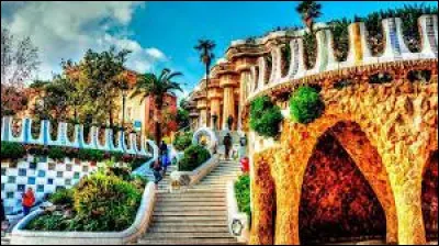 On peut flâner dans le parc Güell, de quelle ville s'agit-il ?